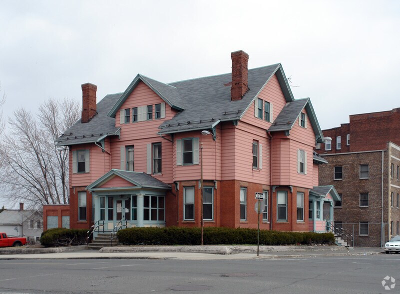 693 Dwight St, Holyoke, MA à vendre - Photo de l’immeuble – Image 3 sur 4