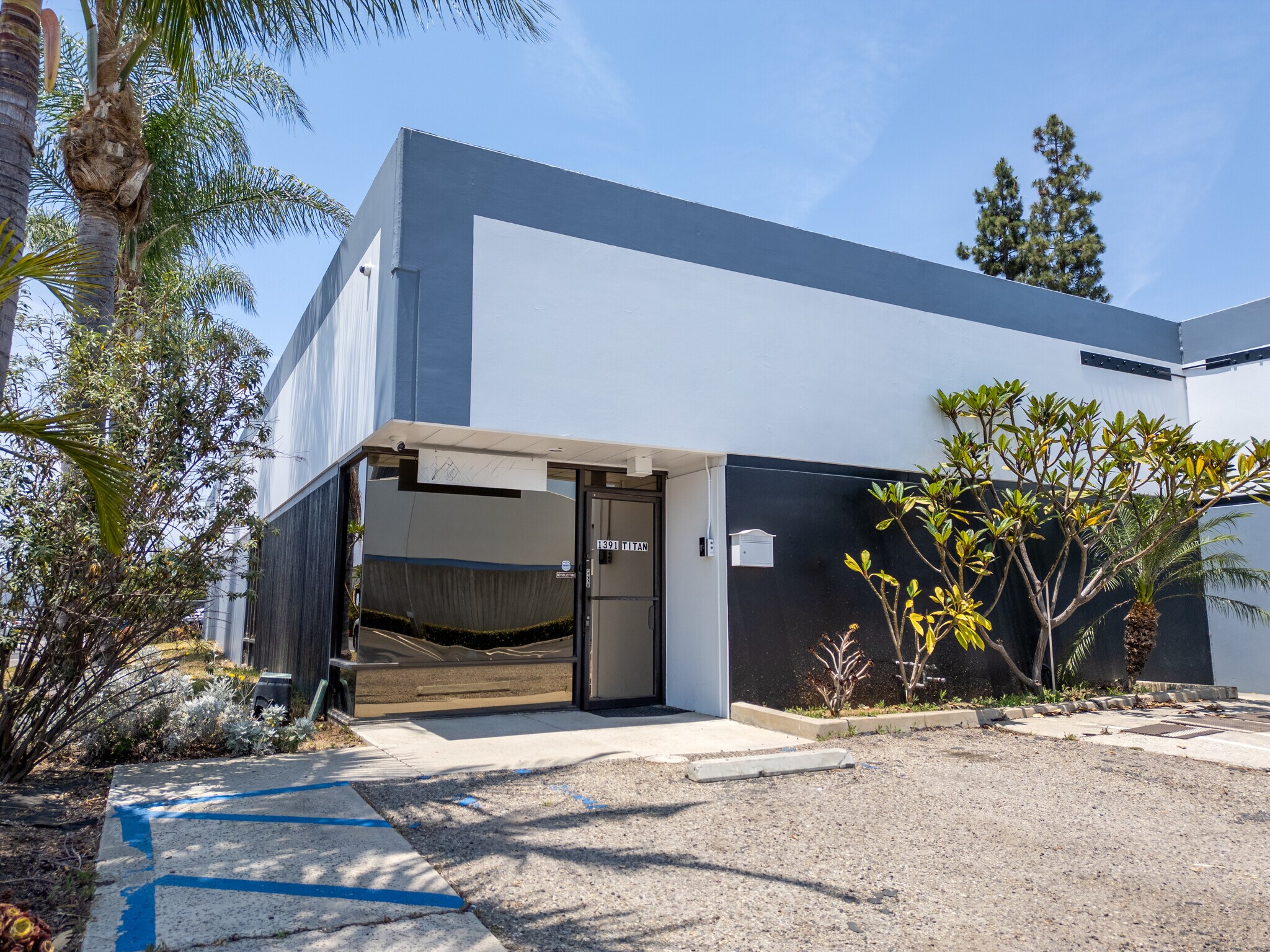 1391 Titan Way, Brea, CA à vendre Photo de l’immeuble– Image 1 sur 34