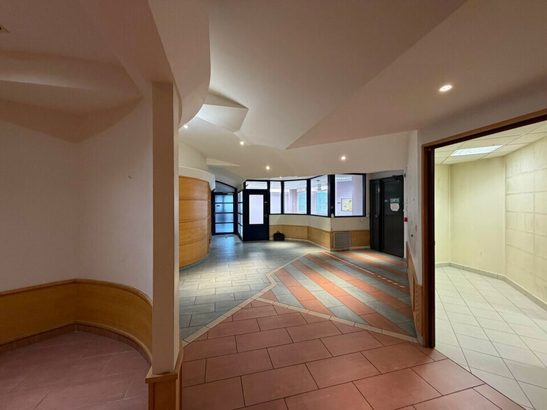 19 Rue Victor Hugo, Vénissieux à louer - Hall d’entrée – Image 3 sur 13