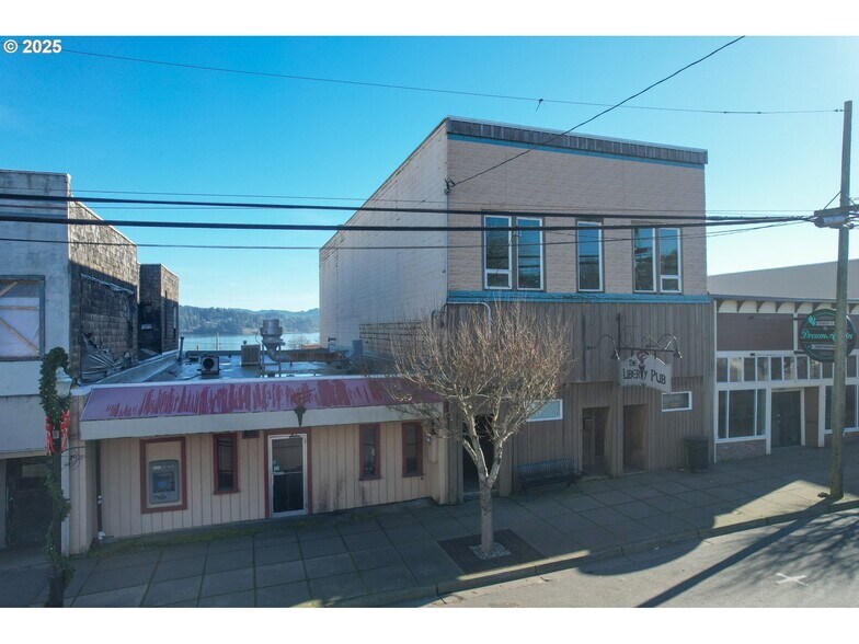 2043 Sherman Ave, North Bend, OR à vendre - Photo de l’immeuble – Image 3 sur 40