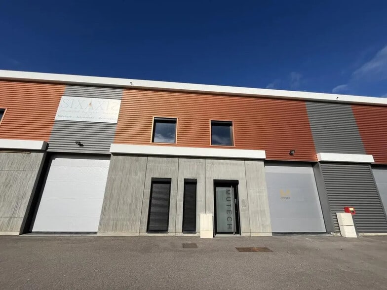 165 Avenue Henri Schneider, Meyzieu à louer - Photo de l’immeuble – Image 2 sur 10