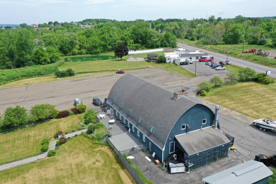 1636 E Shore Dr, Ithaca, NY à vendre - Photo de l’immeuble – Image 2 sur 3