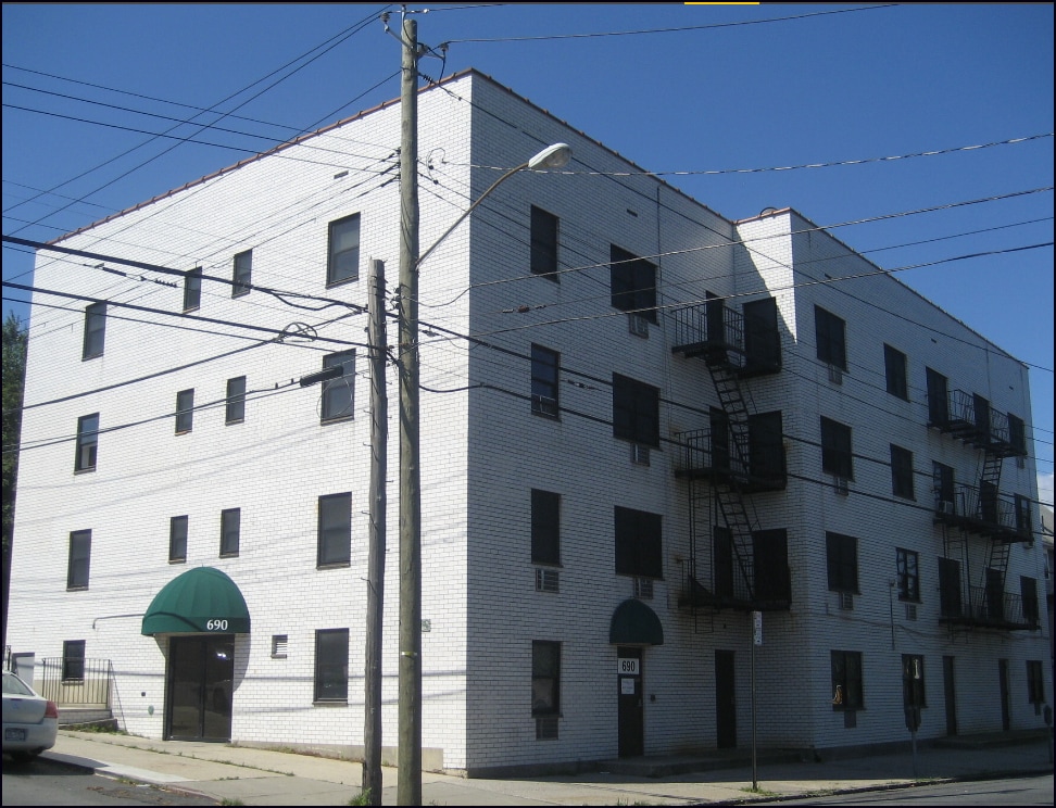 690 Castleton Ave, Staten Island, NY à louer Photo de l’immeuble– Image 1 sur 7