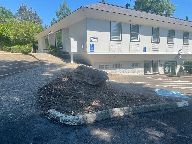 630 B Ave, Lake Oswego, OR à louer - Photo de l’immeuble – Image 1 sur 4