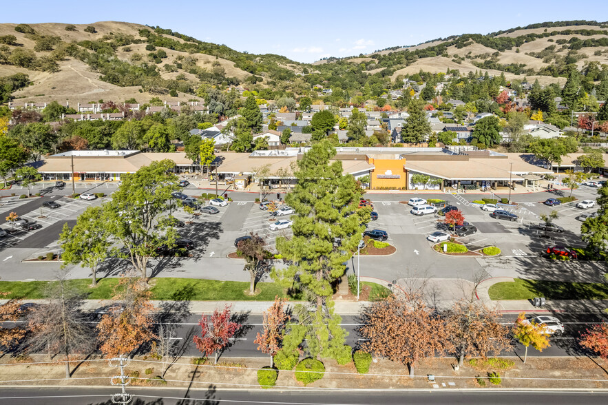 101-199 San Marin Dr, Novato, CA à louer - Photo de l’immeuble – Image 1 sur 17