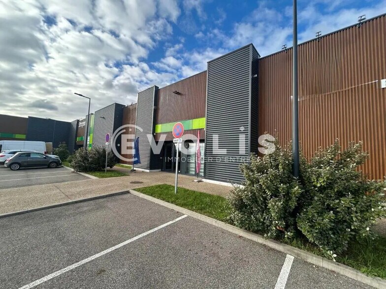 Local d’activités dans Anse à louer - Photo de l’immeuble – Image 1 sur 2