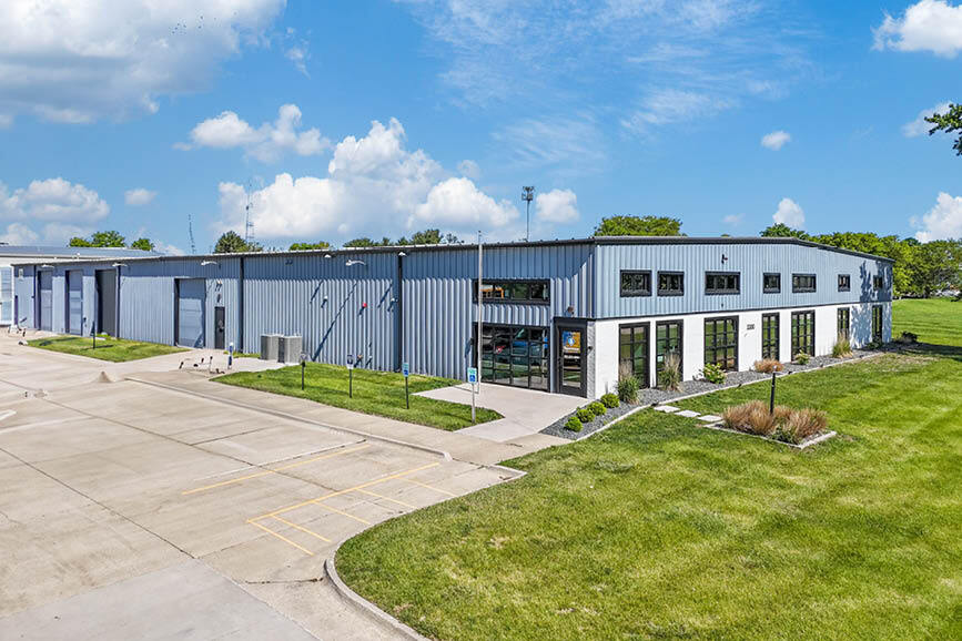 3300 NW 101st St, Urbandale, IA à vendre - Photo de l’immeuble – Image 2 sur 26