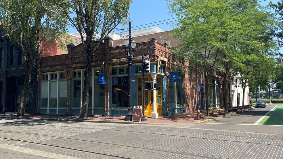 240 SW First Ave, Portland, OR à louer - Photo de l’immeuble – Image 1 sur 6