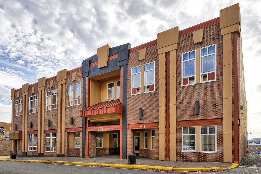 911 Ligonier St, Latrobe, PA à vendre - Photo de l’immeuble – Image 2 sur 21