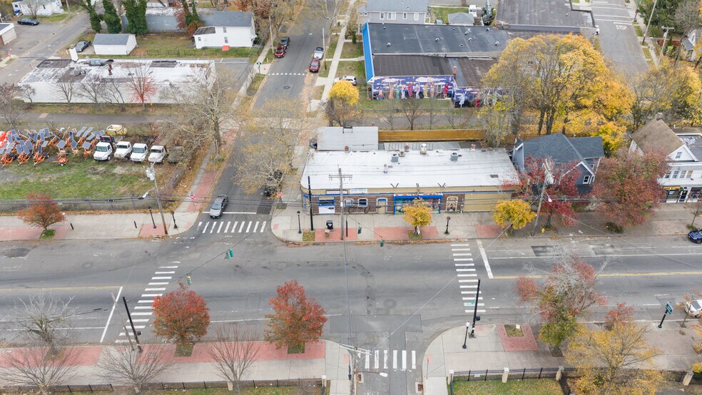 811 Dixwell Ave, Hamden, CT à vendre - Photo de l’immeuble – Image 2 sur 34