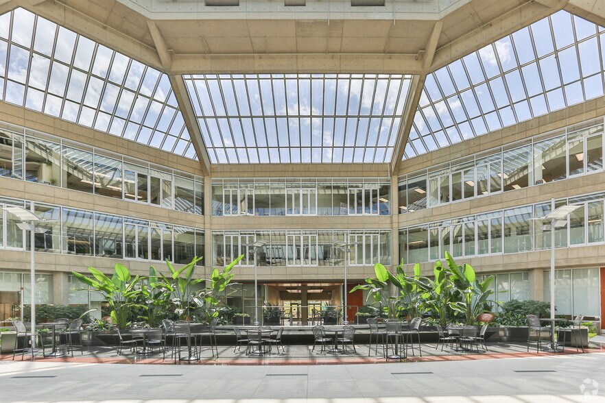 6715 8th St NE, Calgary, AB à louer - Hall d’entrée – Image 2 sur 9