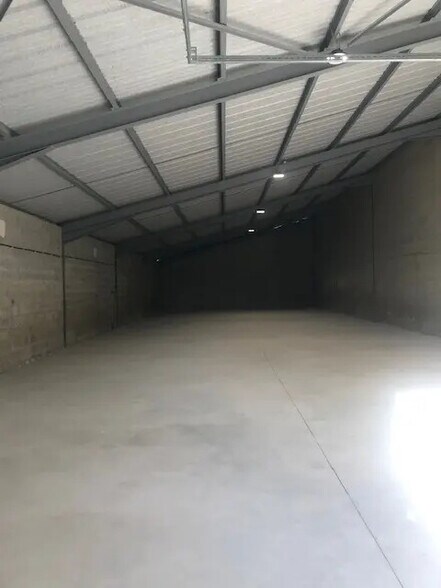 Industriel/Logistique dans Eyguières à louer - Photo de l’immeuble – Image 3 sur 3