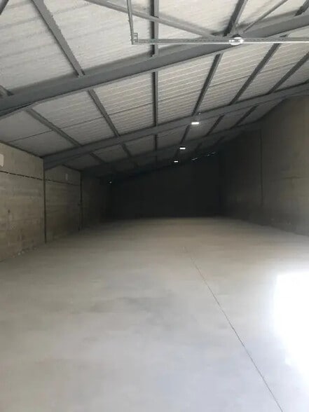 Industriel/Logistique dans Eyguières à louer - Photo intérieure – Image 3 sur 3