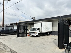 3133 E 12th St, Los Angeles, CA à louer Photo de l’immeuble– Image 2 sur 3