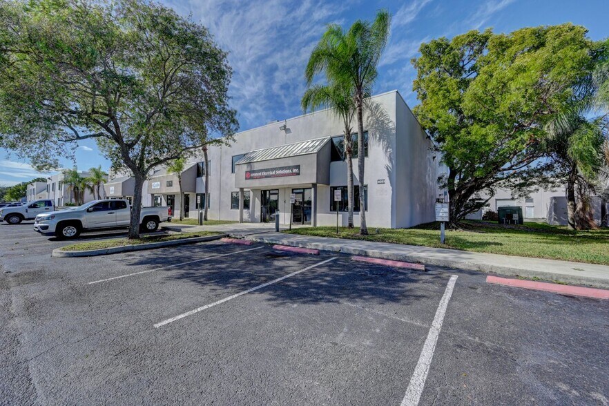 4051 SW 47th Ave, Davie, FL à louer - Photo principale – Image 1 sur 3