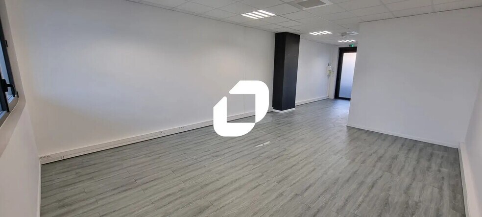 Bureau dans Chanteloup-en-Brie à louer - Photo de l’immeuble – Image 2 sur 4