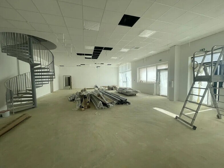 Local d'activités dans Villebon-sur-Yvette à vendre - Photo de l’immeuble – Image 2 sur 10