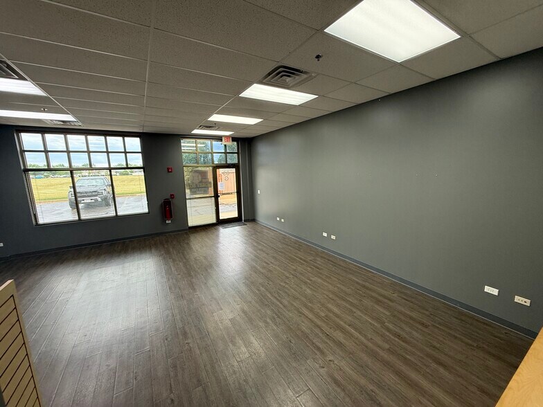 83 Templeton Dr, Oswego, IL à louer - Photo de l’immeuble – Image 3 sur 23