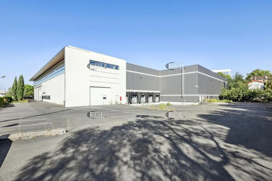 Local d’activités dans Romainville à louer - Photo de l’immeuble – Image 1 sur 16