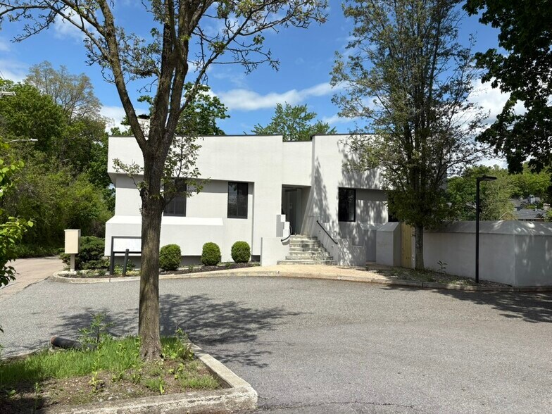 9 Hunts Ln, Chappaqua, NY à louer - Photo de l’immeuble – Image 3 sur 13