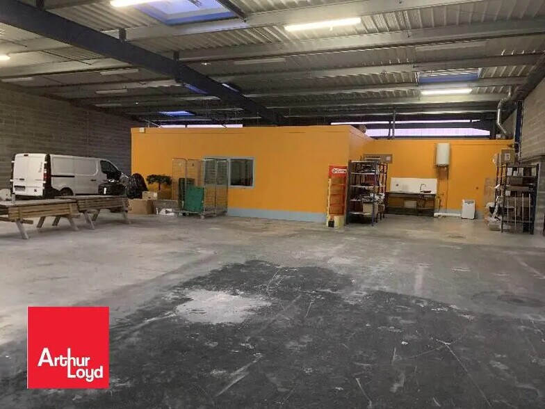 Local d’activités dans Dreux à louer - Photo de l’immeuble – Image 3 sur 3