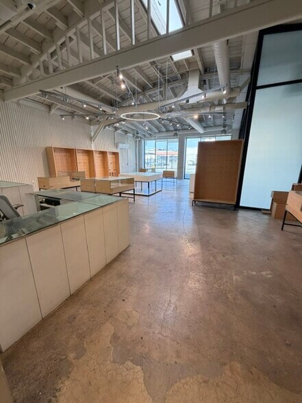 614 S Mateo St, Los Angeles, CA à louer - Photo de l’immeuble – Image 2 sur 11