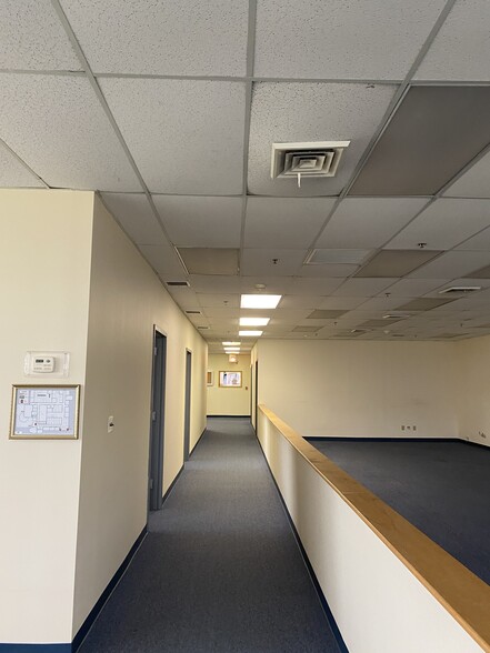 100 Colin Dr, Holbrook, NY à louer - Photo intérieure – Image 3 sur 22