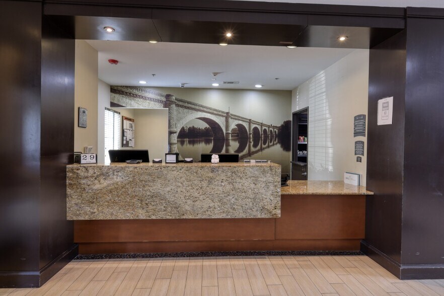 3251 W Sam Houston Pky N, Houston, TX à vendre - Hall d’entrée – Image 3 sur 19