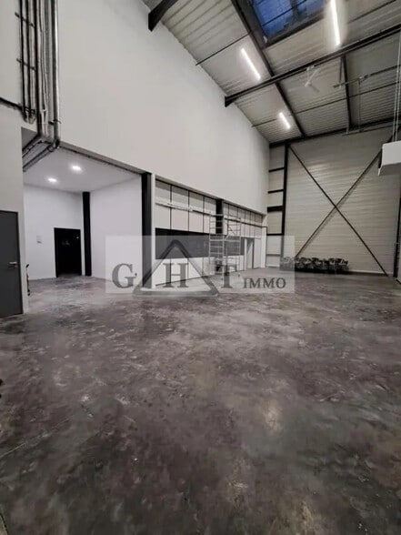 Bureau dans Grigny à louer - Photo intérieure – Image 2 sur 4