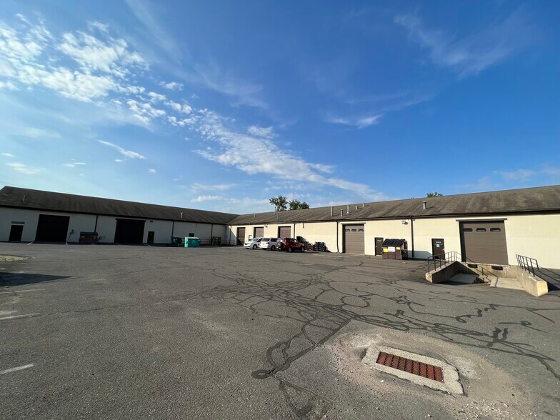 39 N Plains Industrial Rd, Wallingford, CT à louer - Photo de l’immeuble – Image 3 sur 5