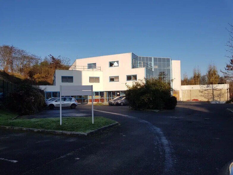 3 Rue Niels Bohr, Saint-Thibault-des-Vignes à louer - Photo de l’immeuble – Image 3 sur 12