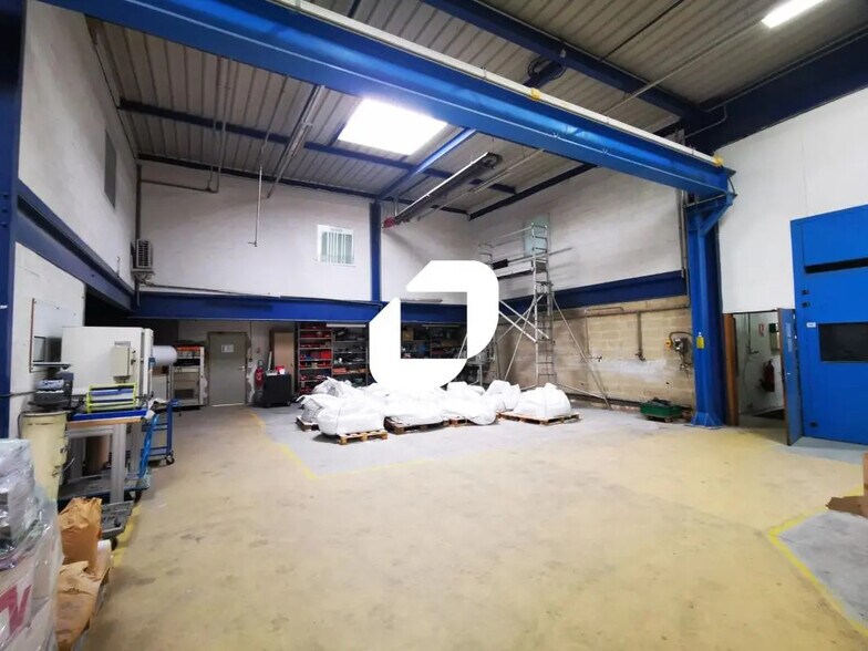 Local d’activités dans Chelles à louer - Photo intérieure – Image 1 sur 8