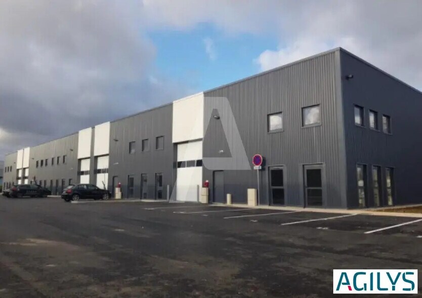 Local d’activités dans Croissy-Beaubourg à louer - Photo de l’immeuble – Image 2 sur 5