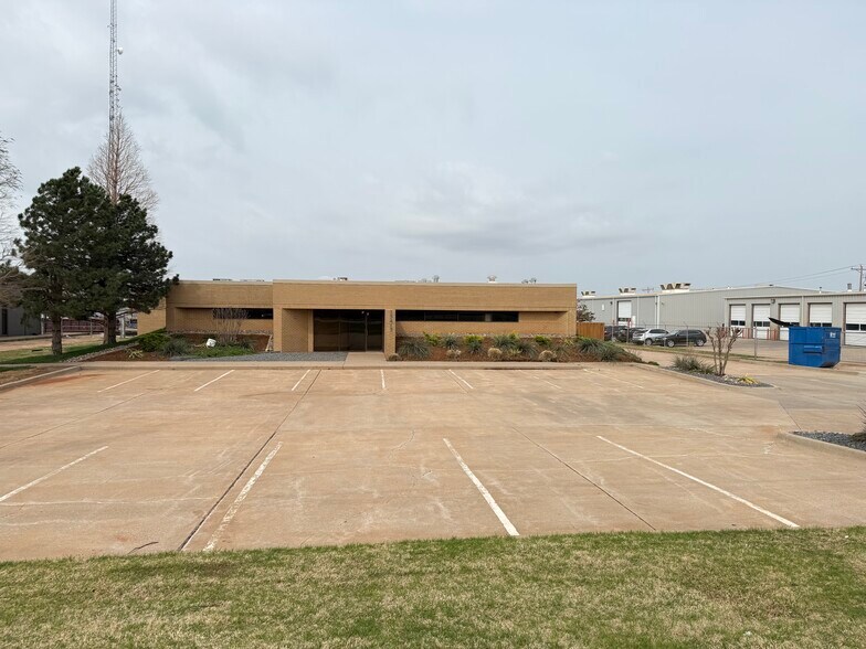 13415 N Santa Fe Ave, Oklahoma City, OK à louer - Photo de l’immeuble – Image 2 sur 41
