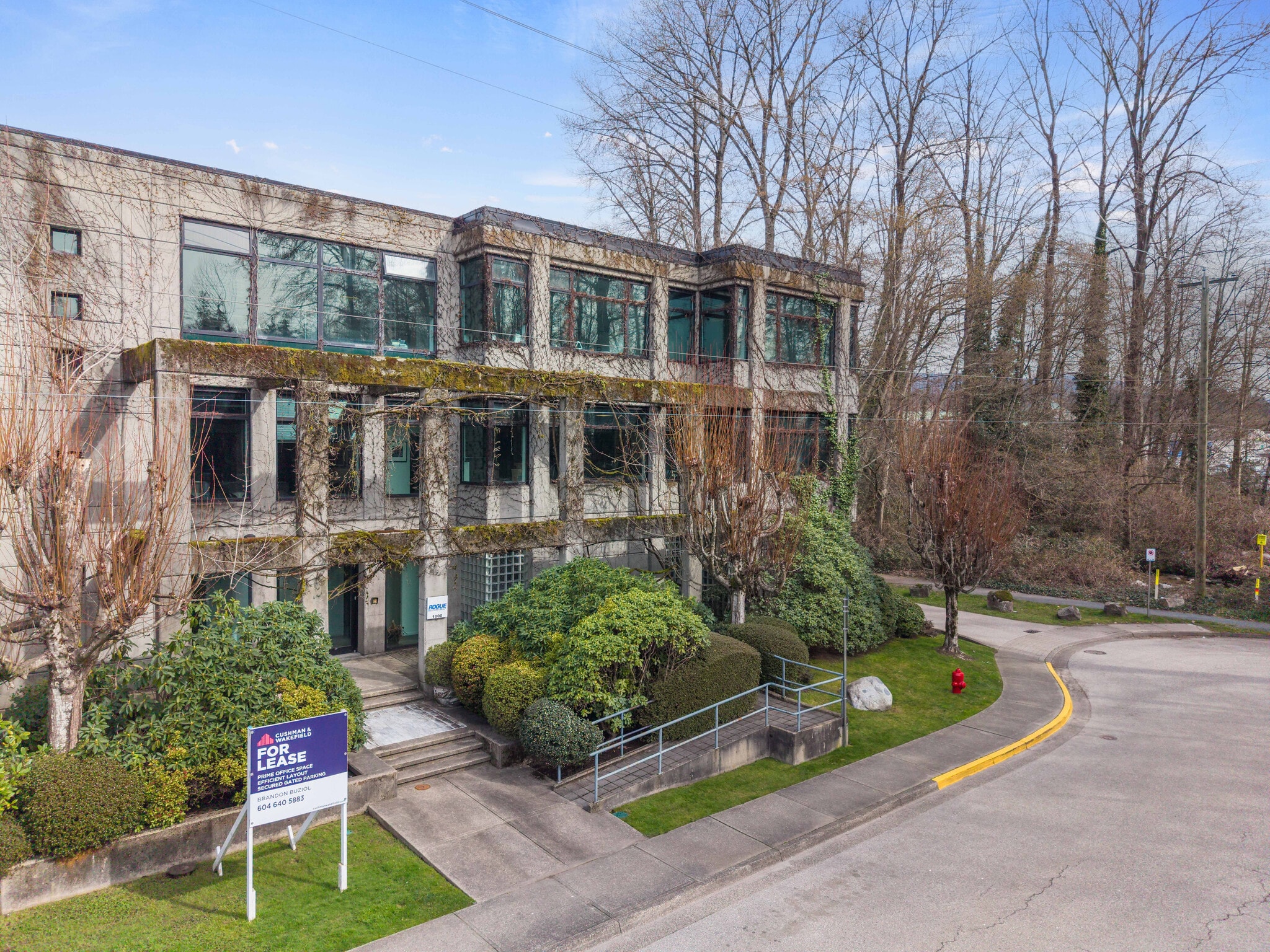 1000 3rd St, North Vancouver District, BC à louer Photo de l’immeuble– Image 1 sur 15