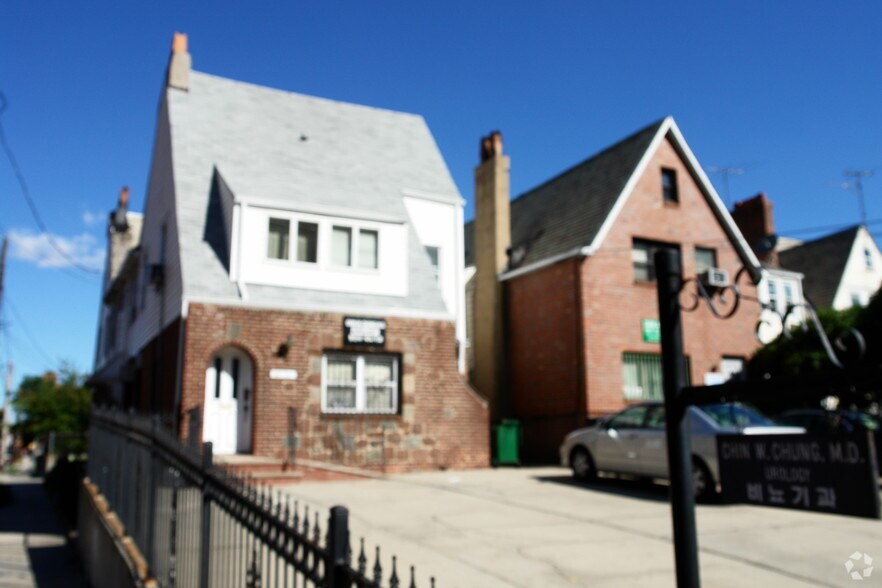 14701 41st Ave, Flushing, NY à louer - Photo de l’immeuble – Image 3 sur 4
