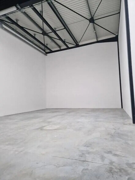 Local d’activités dans Pontoise à louer - Photo de l’immeuble – Image 1 sur 11