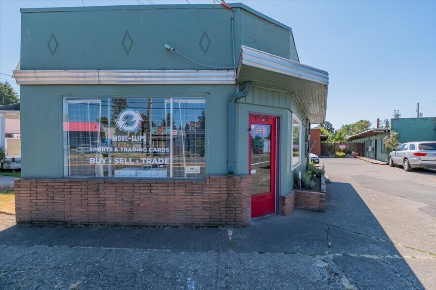 1742 Center St NE, Salem, OR à vendre - Photo de l’immeuble – Image 3 sur 9