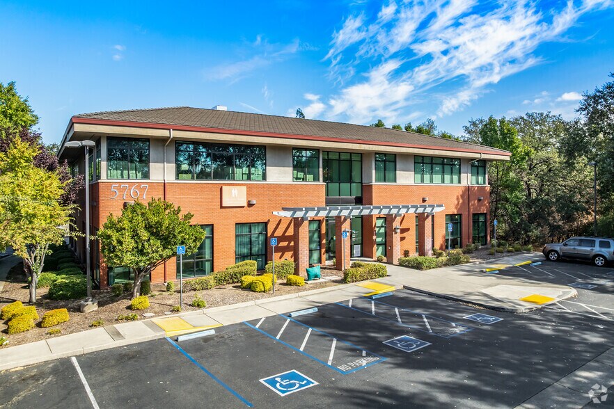 5767 Greenback Ln, Sacramento, CA à louer - Photo principale – Image 1 sur 3