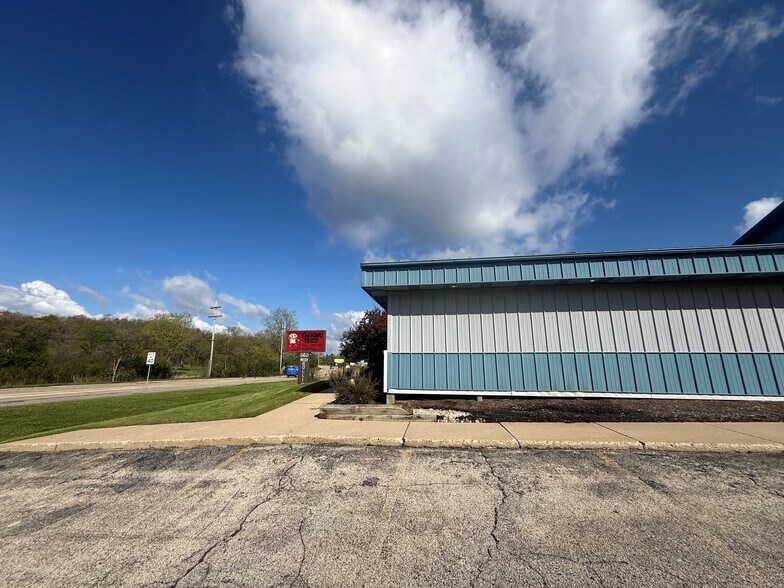 960 W Rollins Rd, Round Lake Beach, IL à louer - Photo de l’immeuble – Image 3 sur 4