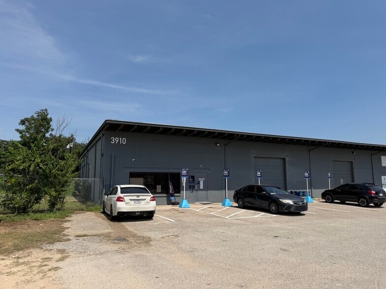3910 Warehouse Row, Austin, TX à vendre - Photo de l’immeuble – Image 2 sur 10