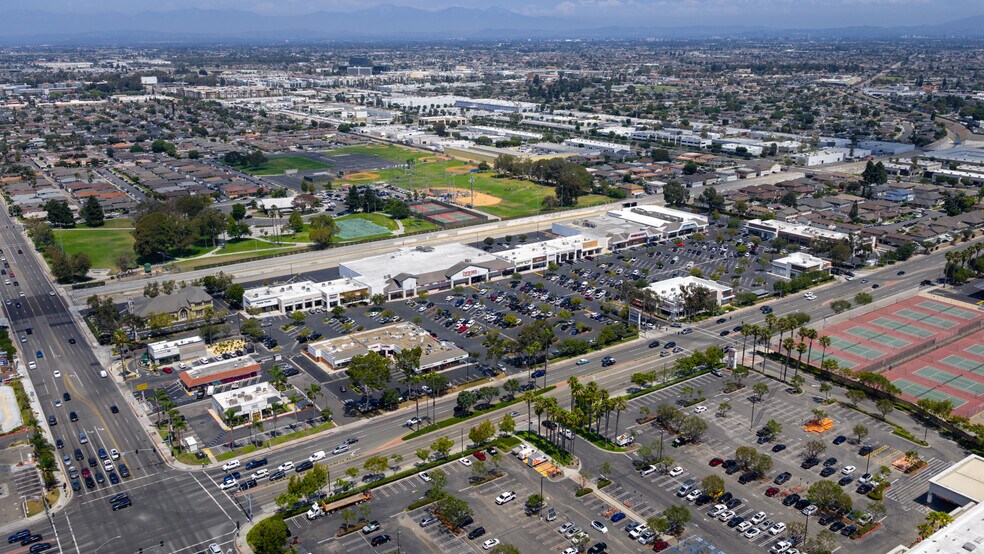 7011-7251 Warner Ave, Huntington Beach, CA à louer - Photo de l’immeuble – Image 1 sur 8