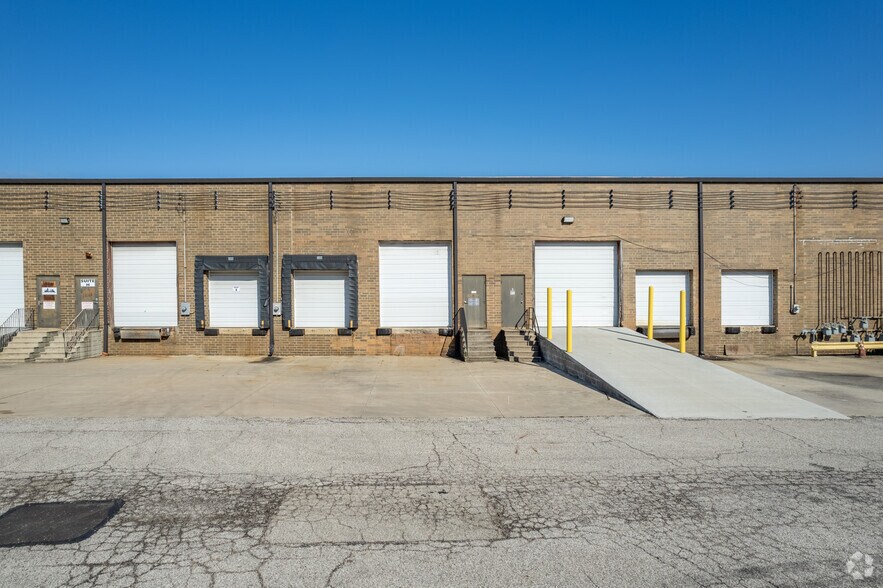 6950 Engle Rd, Middleburg Heights, OH à louer - Photo de l’immeuble – Image 2 sur 6