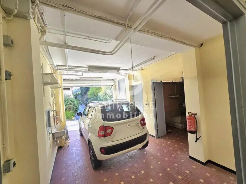 Industriel/Logistique dans Nice à vendre - Photo de l’immeuble – Image 2 sur 16