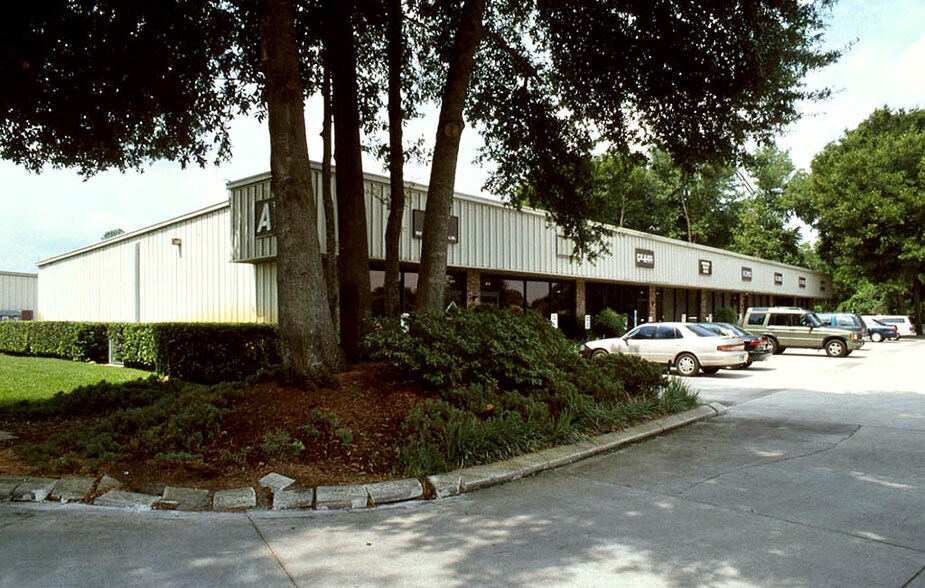 102 Drennen Rd, Orlando, FL à louer - Photo de l’immeuble – Image 2 sur 4