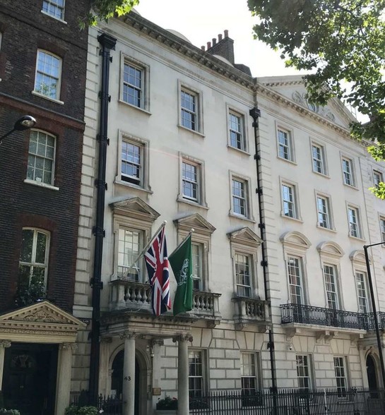43 Upper Grosvenor St, Londres à vendre - Photo de l’immeuble – Image 3 sur 8