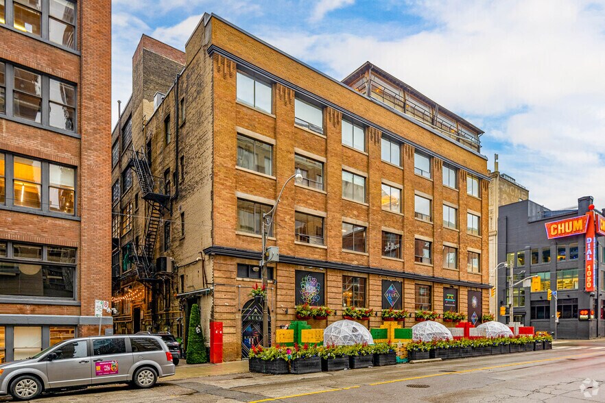 217-225 Richmond St W, Toronto, ON à louer - Photo de l’immeuble – Image 2 sur 4