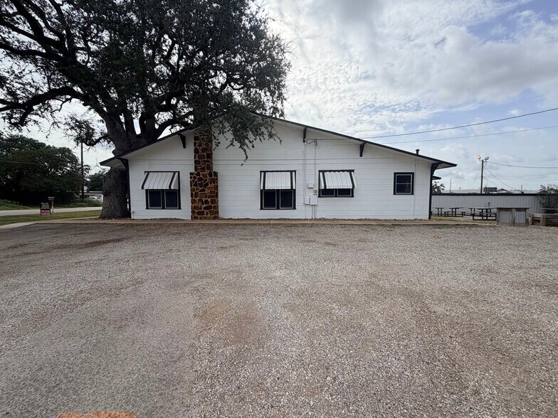 415 W Goodwin St, Pleasanton, TX à louer - Photo de l’immeuble – Image 2 sur 16