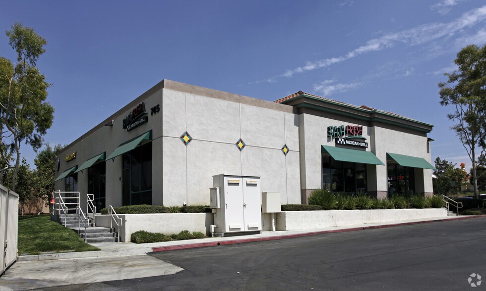 745 E Hospitality Ln, San Bernardino, CA à vendre - Photo de l’immeuble – Image 2 sur 12