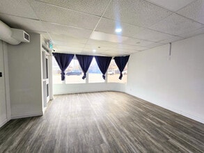 7809 109 St NW, Edmonton, AB à louer Photo intérieure– Image 2 sur 9